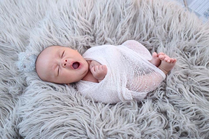 em3 Đang buồn ngủ mà bố mẹ cứ bắt con chụp ảnh