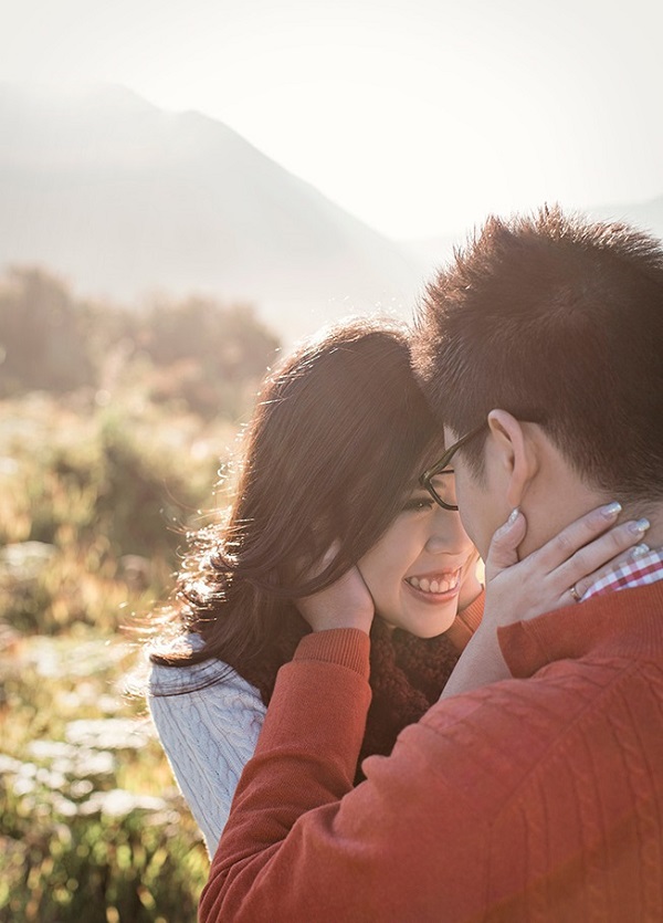 hinh4-9 Ôm nhau, cười rạng rỡ